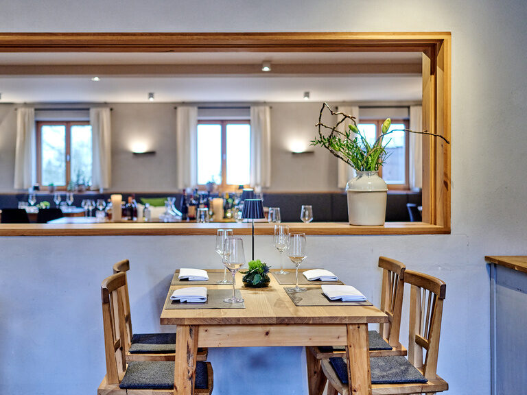 Ein festlich gedeckter Tisch mit edlen Weingläsern im Restaurant des Gasthaus am Ödenturm in Cham.