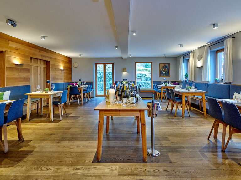 Blick in die Restaurant-Räumlichkeiten des Gasthaus am Ödenturm in Cham mit vielen Tischen und Sitzplätzen.